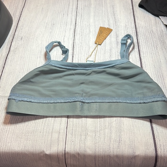 SKIMS FITS EVERYBODY SCOOP NECK BRA ARCTIC size medium new with tags - Picture 6 of 8